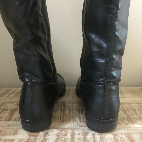 Beautiful pair of Two Toned Boots 🖤🤎 - Picture 5 of 8